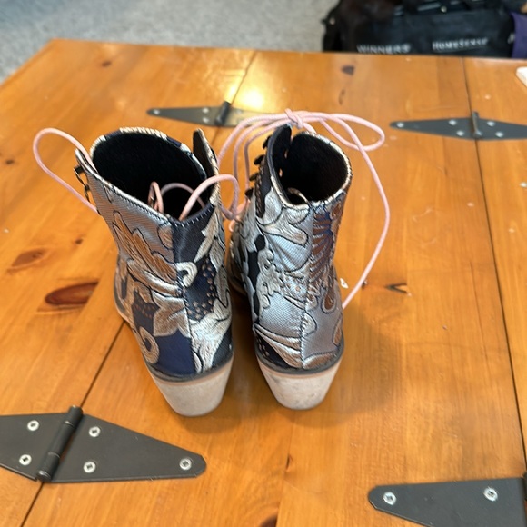 Gorgeous cloth booties size 8 (39) - Picture 3 of 6